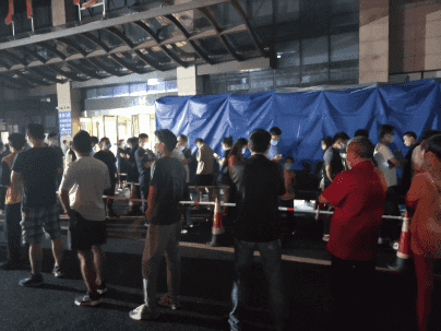 半夜排队做核酸的人还真不少