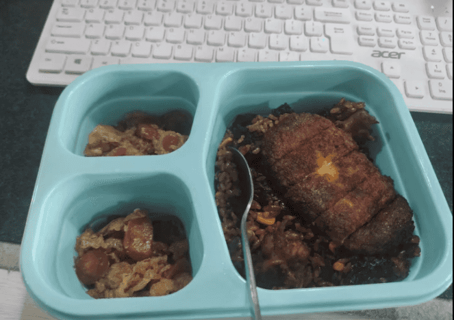 蛋炒饭、做焦了的芝士鸡排,绿豆汤没拍进来